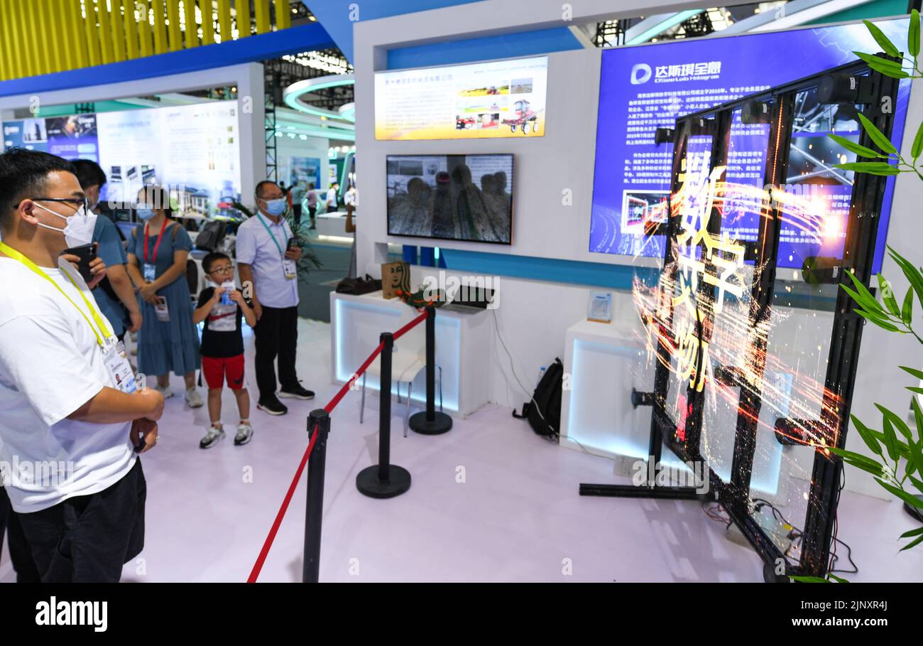 Xi'an, China's Shaanxi Province. 14th Aug, 2022. Visitors look at holographic display equipement during the sixth Silk Road International Exposition in Xi'an, northwest China's Shaanxi Province, Aug. 14, 2022. The Sixth Silk Road International Exposition opened Sunday in Xi'an, with deeper Belt and Road cooperation high on the agenda. Credit: Zou Jingyi/Xinhua/Alamy Live News Stock Photo