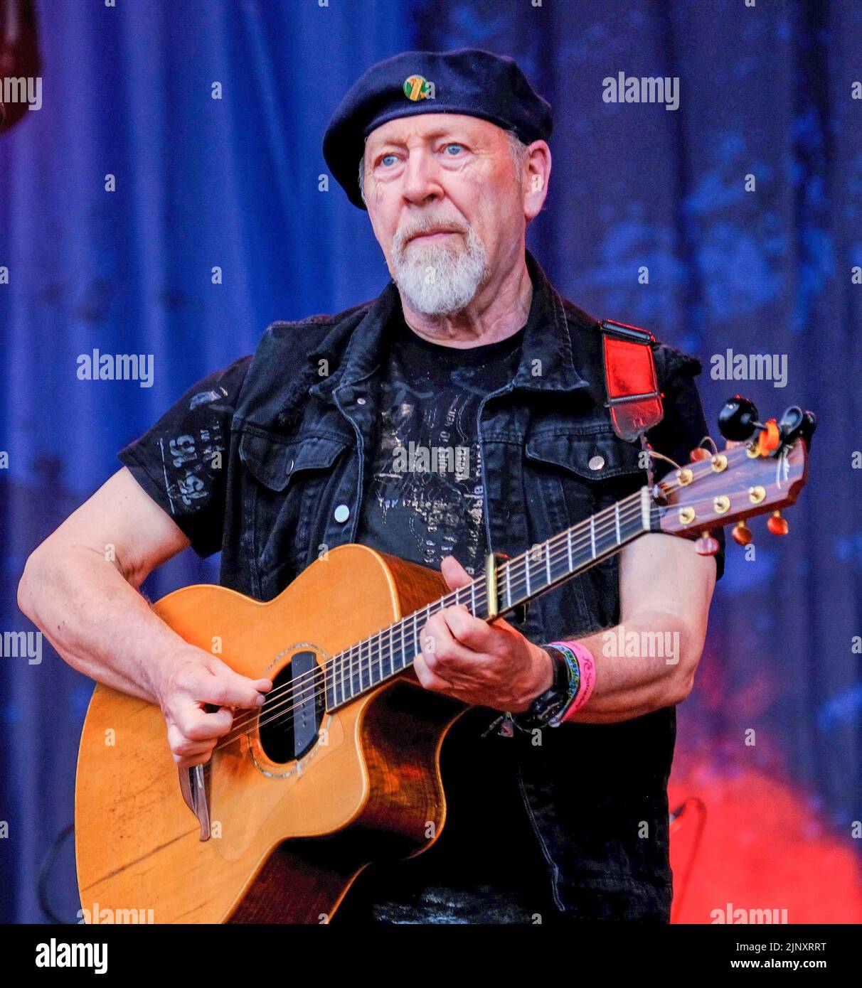 Cropredy Oxfordshire UK... Richard Thompson performing on the Main Stage at this years Fairport Cropredy Convention. Credit: charlie bryan/Alamy Live News Stock Photo