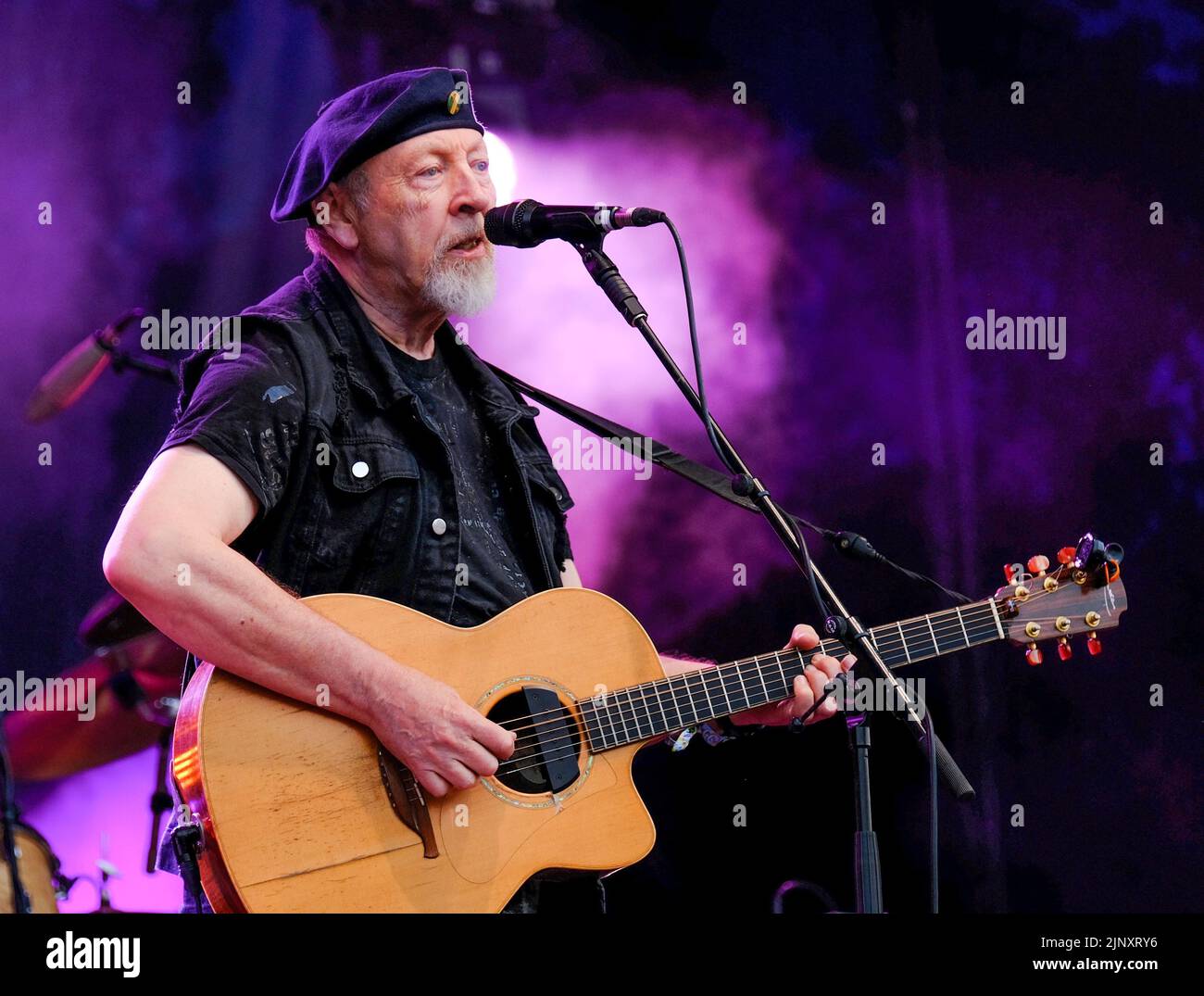 Cropredy Oxfordshire UK... Richard Thompson performing on the Main Stage at this years Fairport Cropredy Convention. Credit: charlie bryan/Alamy Live News Stock Photo