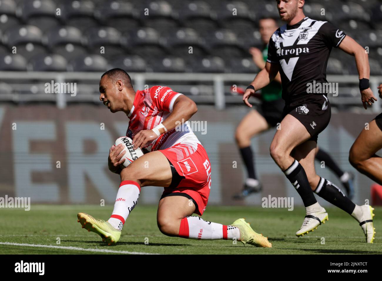 Saint Helens Will Hopoate scores a try during the Betfred Super League at the MKM Stadium, Kingston upon Hull. Picture date: Sunday August 14, 2022. Stock Photo