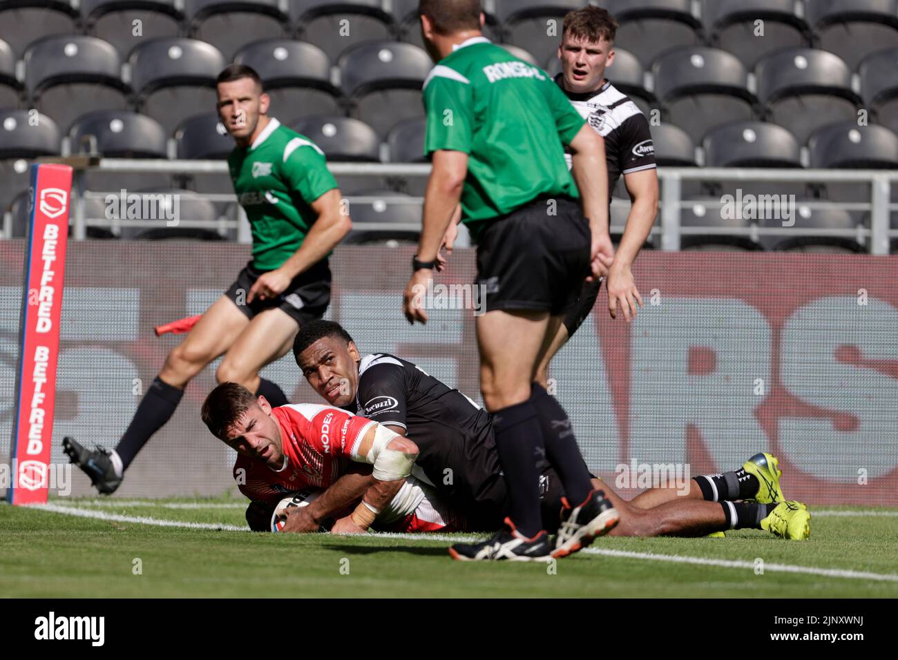 Saint Helens Tom Makinson scores a try during the Betfred Super League at the MKM Stadium, Kingston upon Hull. Picture date: Sunday August 14, 2022. Stock Photo
