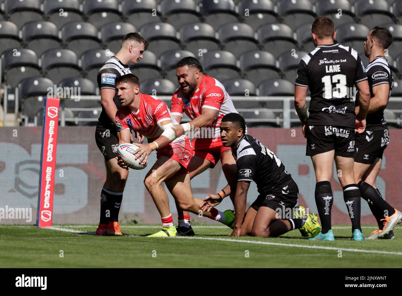 Saint Helens Tom Makinson scores a try during the Betfred Super League at the MKM Stadium, Kingston upon Hull. Picture date: Sunday August 14, 2022. Stock Photo