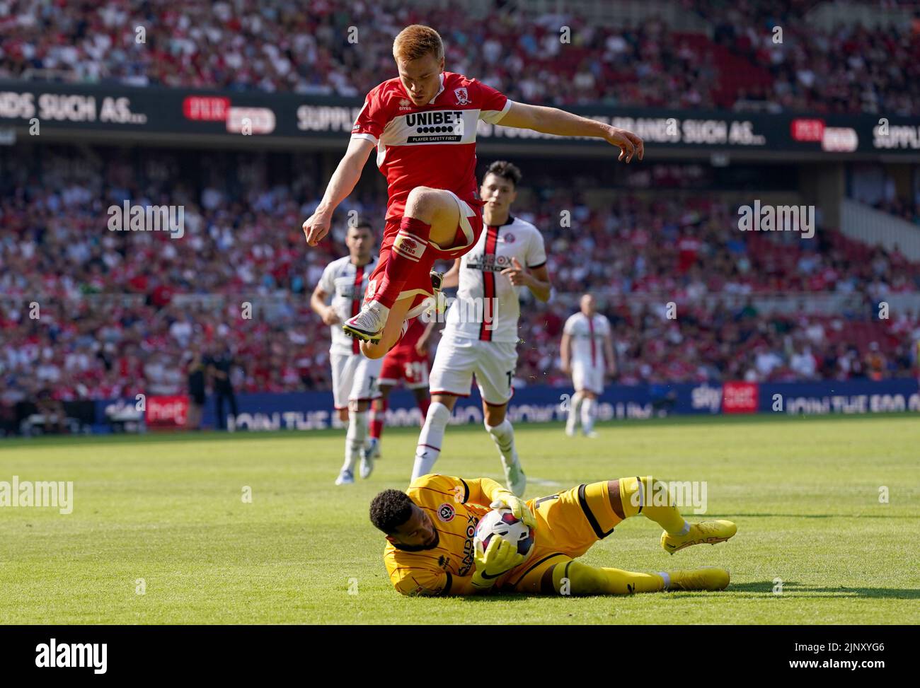Middlesbrough's Duncan Watmore in action Sheffield United goalkeeper Wes Foderingham during the Sky Bet Championship match at the Riverside Stadium, Middlesbrough. Picture date: Sunday August 14, 2022. Stock Photo