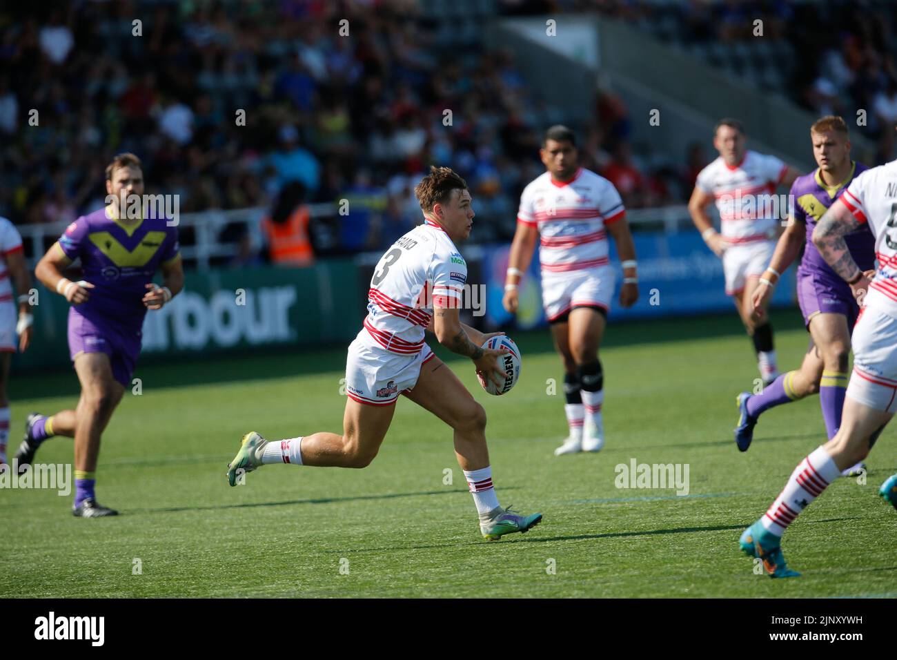Keanan Shepherd of Leigh Centurions runs from defence during the BETFRED Championship match between Newcastle Thunder and Leigh Centurions at Kingston Park, Newcastle on Sunday 14th August 2022. (Credit: Chris Lishman | MI News) Stock Photo