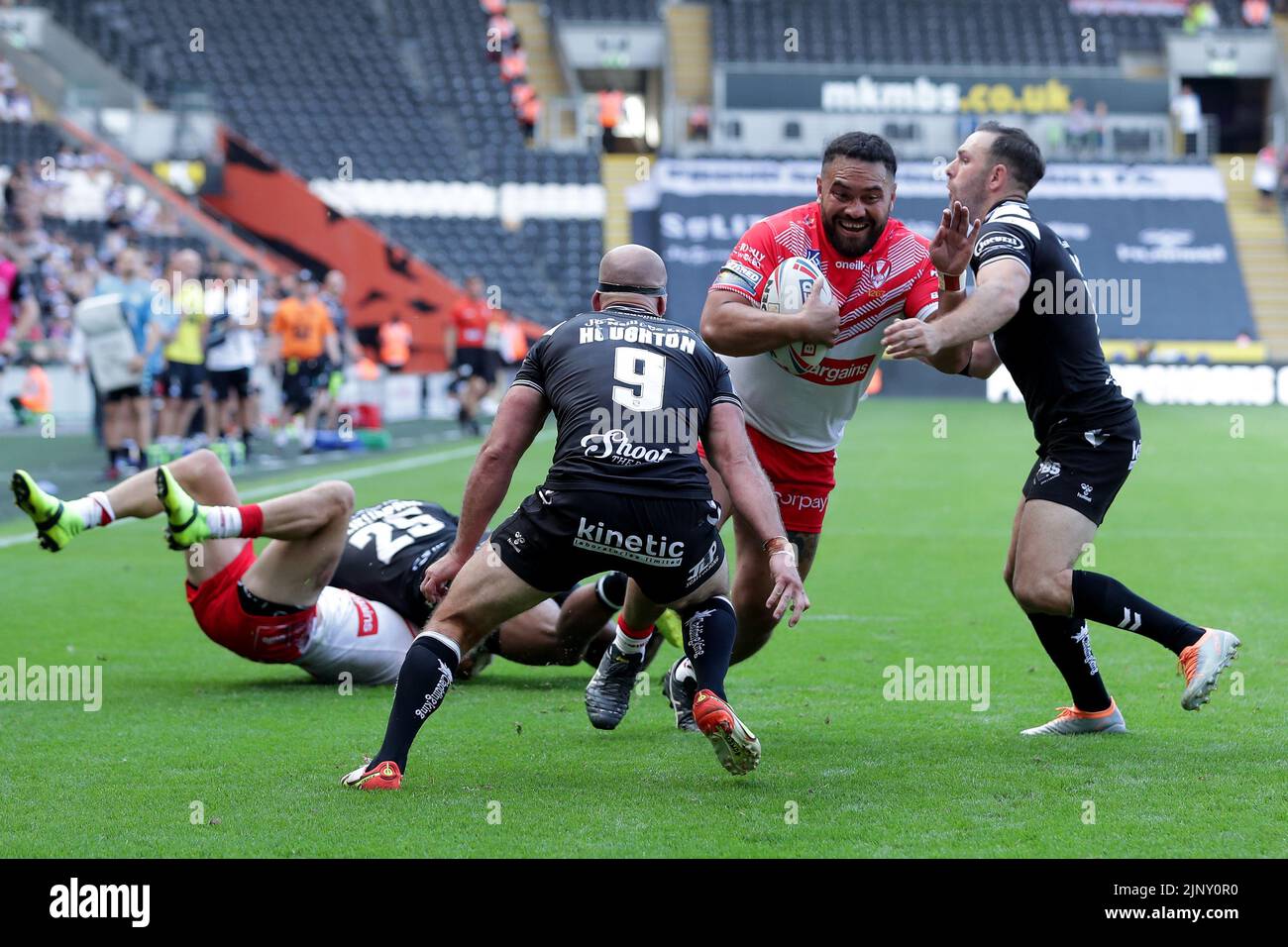 Saint Helens Konrad Hurrell powers through to score his second try during the Betfred Super League match at the MKM Stadium, Kingston upon Hull. Picture date: Sunday August 14, 2022. Stock Photo