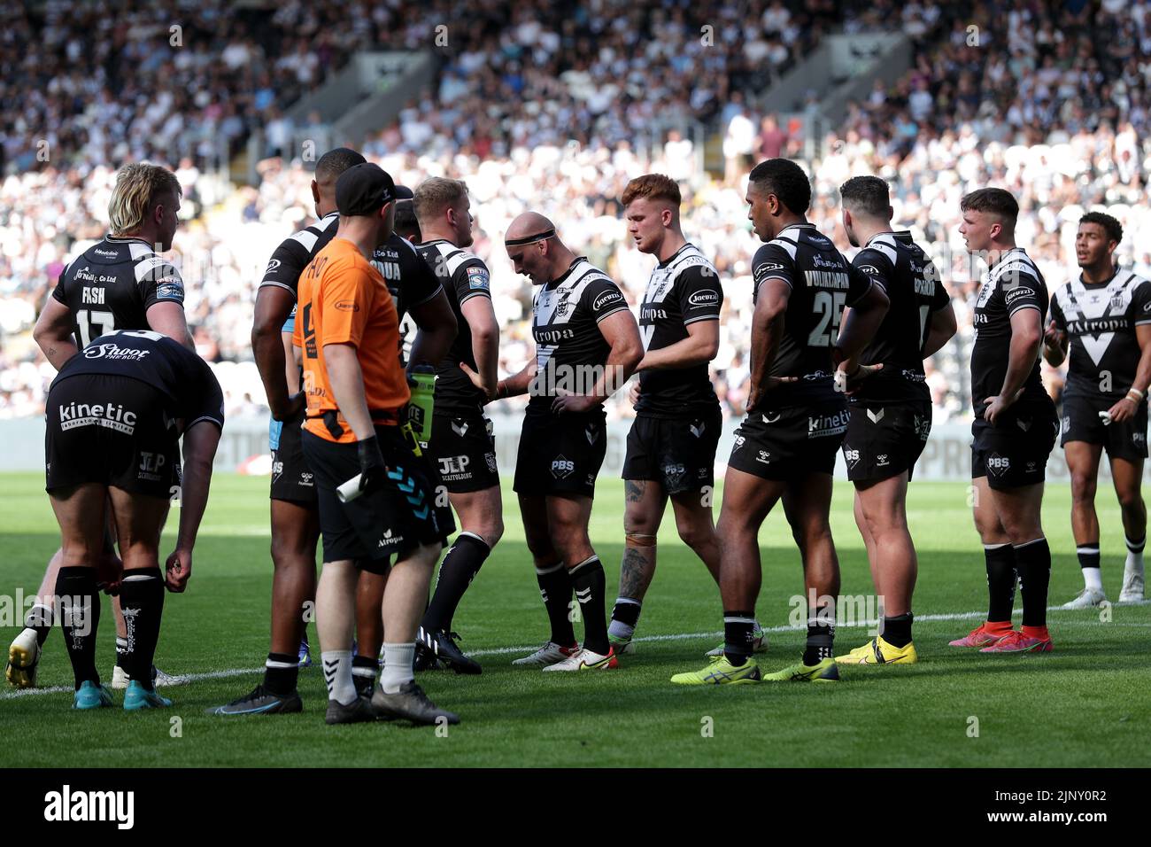 Hull FC players look dejected during the Betfred Super League match at the MKM Stadium, Kingston upon Hull. Picture date: Sunday August 14, 2022. Stock Photo