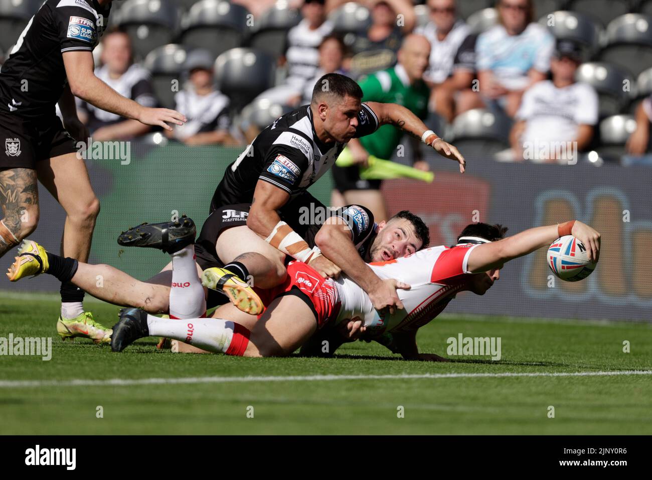 Saint Helens Ben Davies scores a try during the Betfred Super League match at the MKM Stadium, Kingston upon Hull. Picture date: Sunday August 14, 2022. Stock Photo