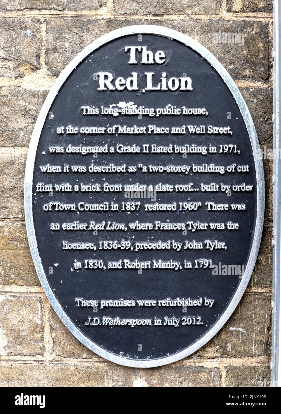 Commemorative plaque at The Red Lion pub - a Wetherspoon public house - Market Place, Guildhall Street, Thetford, Norfolk, England, UK Stock Photo