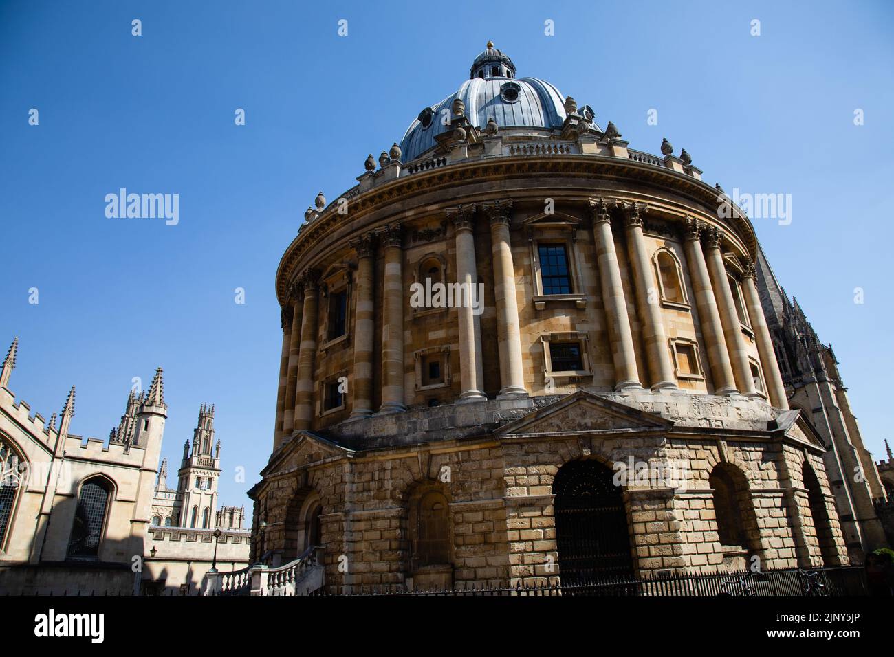 Oxford, UK. 12th August, 2022. The Radcliffe Camera is pictured on a hot summer's day. Hot and dry conditions continue across the south of England wit Stock Photo