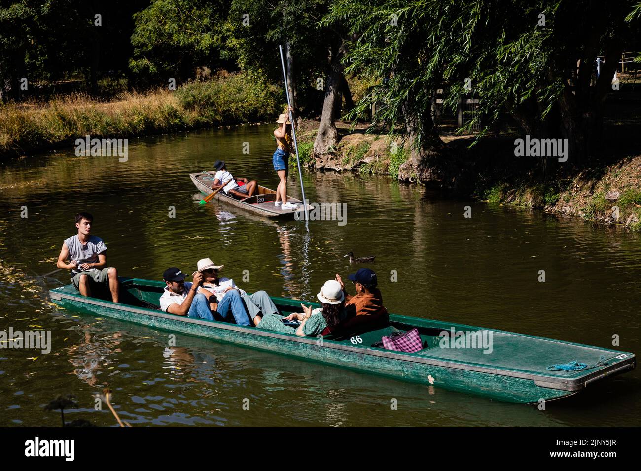 Oxford, UK. 12th August, 2022. People keep cool on a very hot summer's day by punting on the River Cherwell. Hot and dry conditions continue across th Stock Photo
