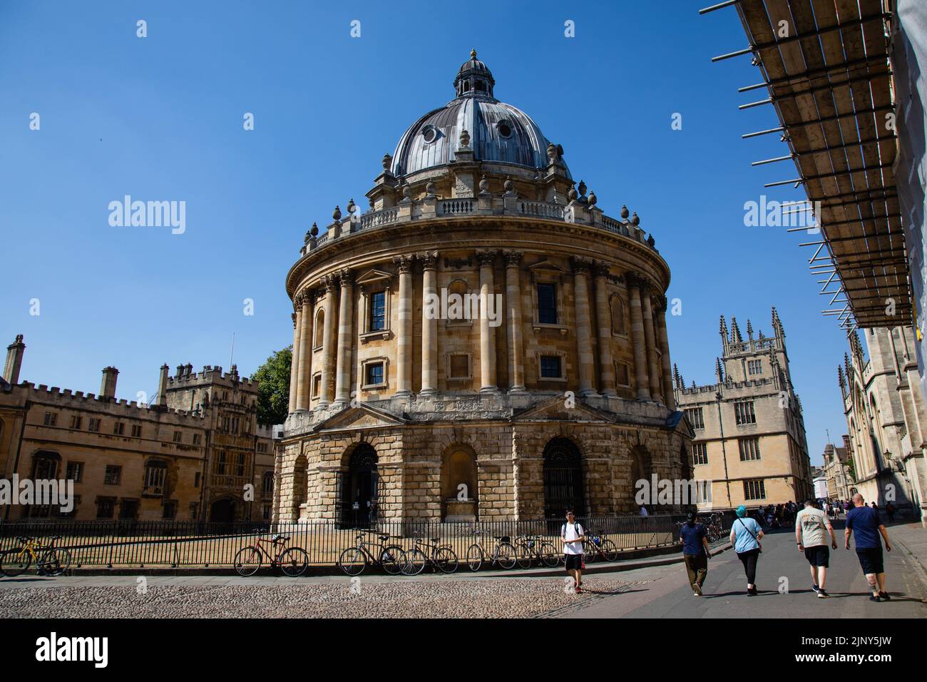 Oxford, UK. 12th August, 2022. Tourists walk past the Radcliffe Camera on a hot summer's day. Hot and dry conditions continue across the south of Engl Stock Photo