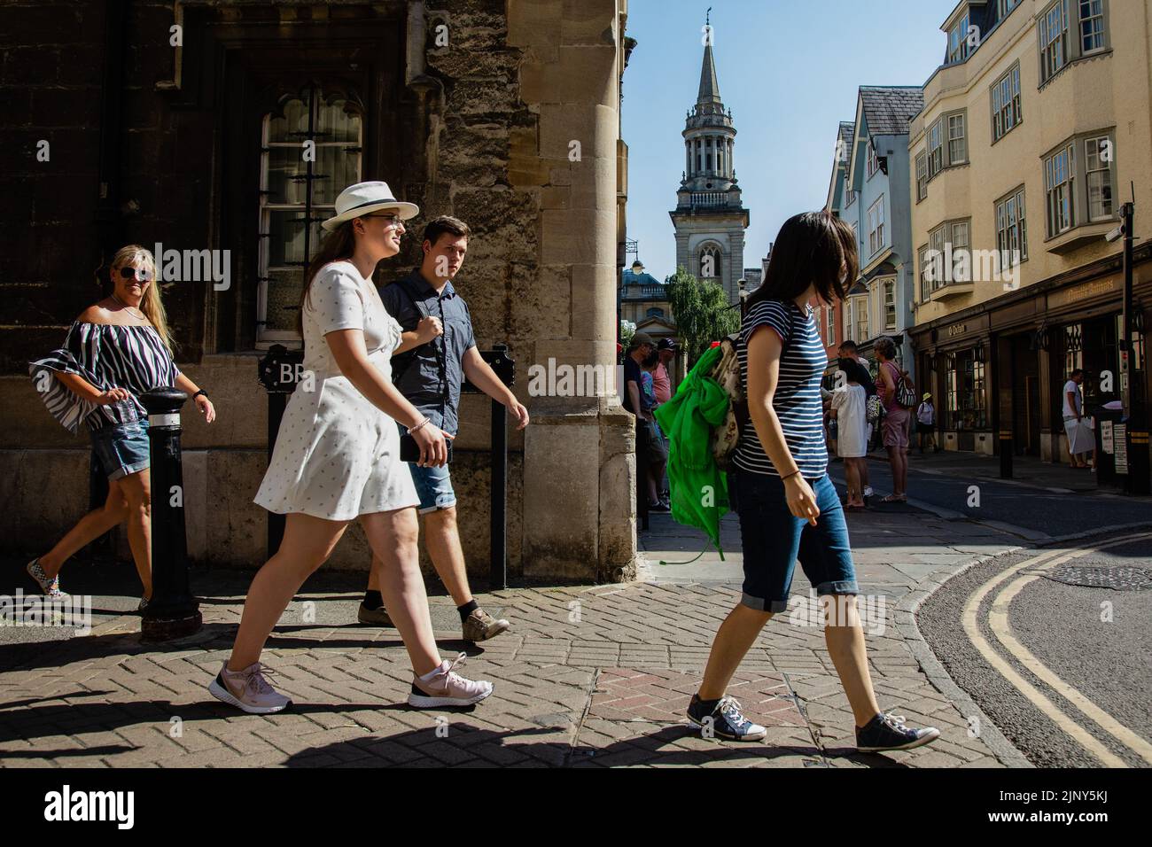 Oxford, UK. 12th August, 2022. Tourists pass through the city centre on a hot summer's day. Hot and dry conditions continue across the south of Englan Stock Photo