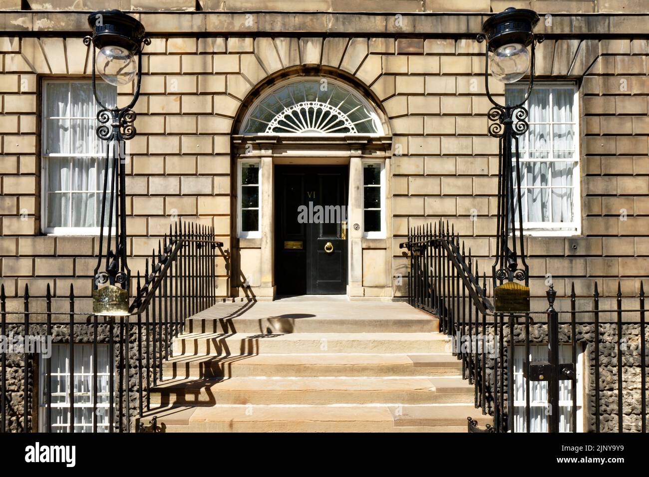 EDINBURGH CITY SCOTLAND CHARLOTTE SQUARE STEPS LEADING INTO BUTE HOUSE RESIDENCE OF THE FIRST MINISTER Stock Photo