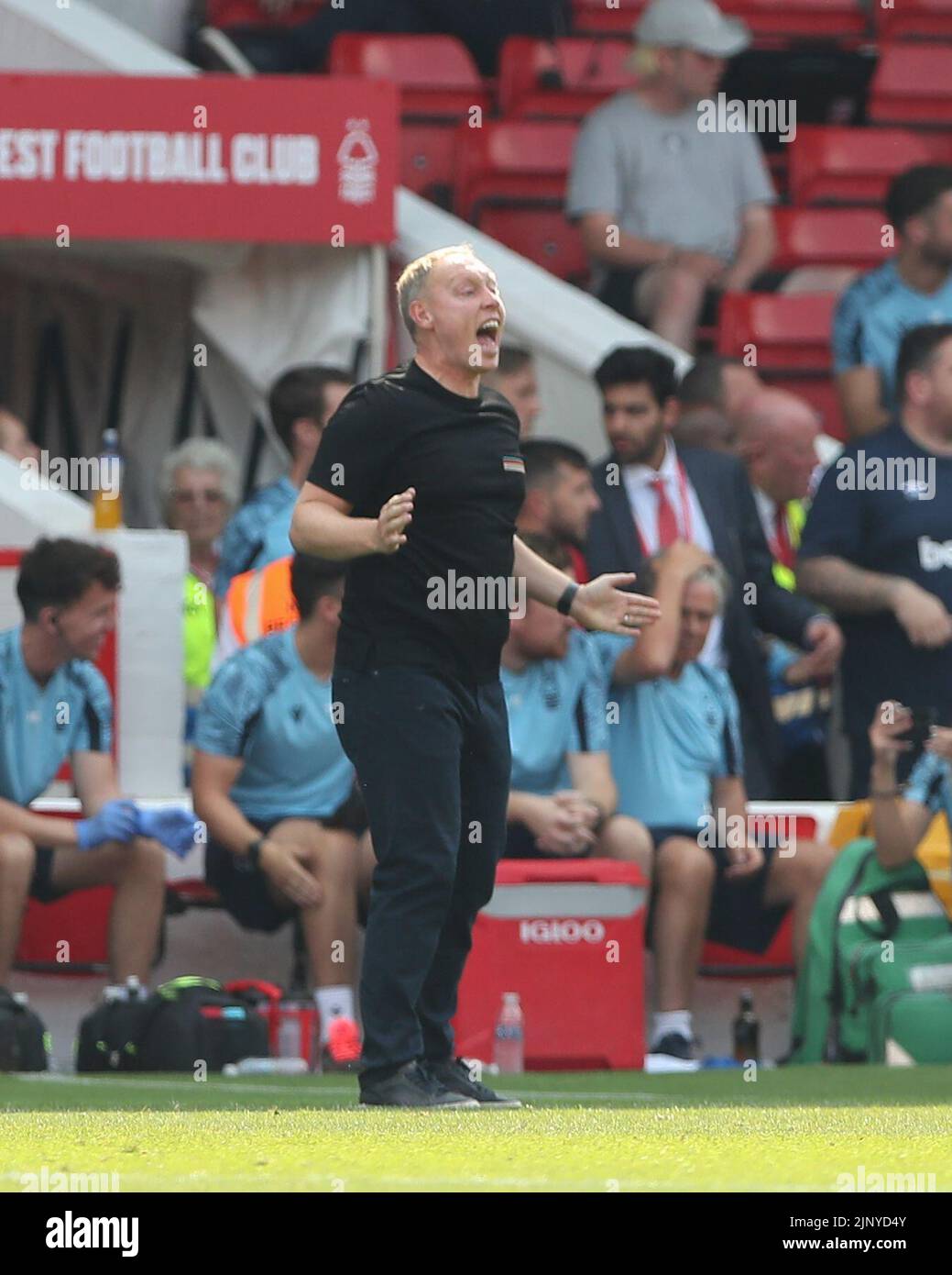 Nottingham, UK. 14th August 2022;  The City Ground, Nottingham, Nottinghamshire, England; Premier League football, Nottingham Forest versus West Ham : Nottingham Forest manager Steve Cooper shouts instructions to his team Credit: Action Plus Sports Images/Alamy Live News Stock Photo