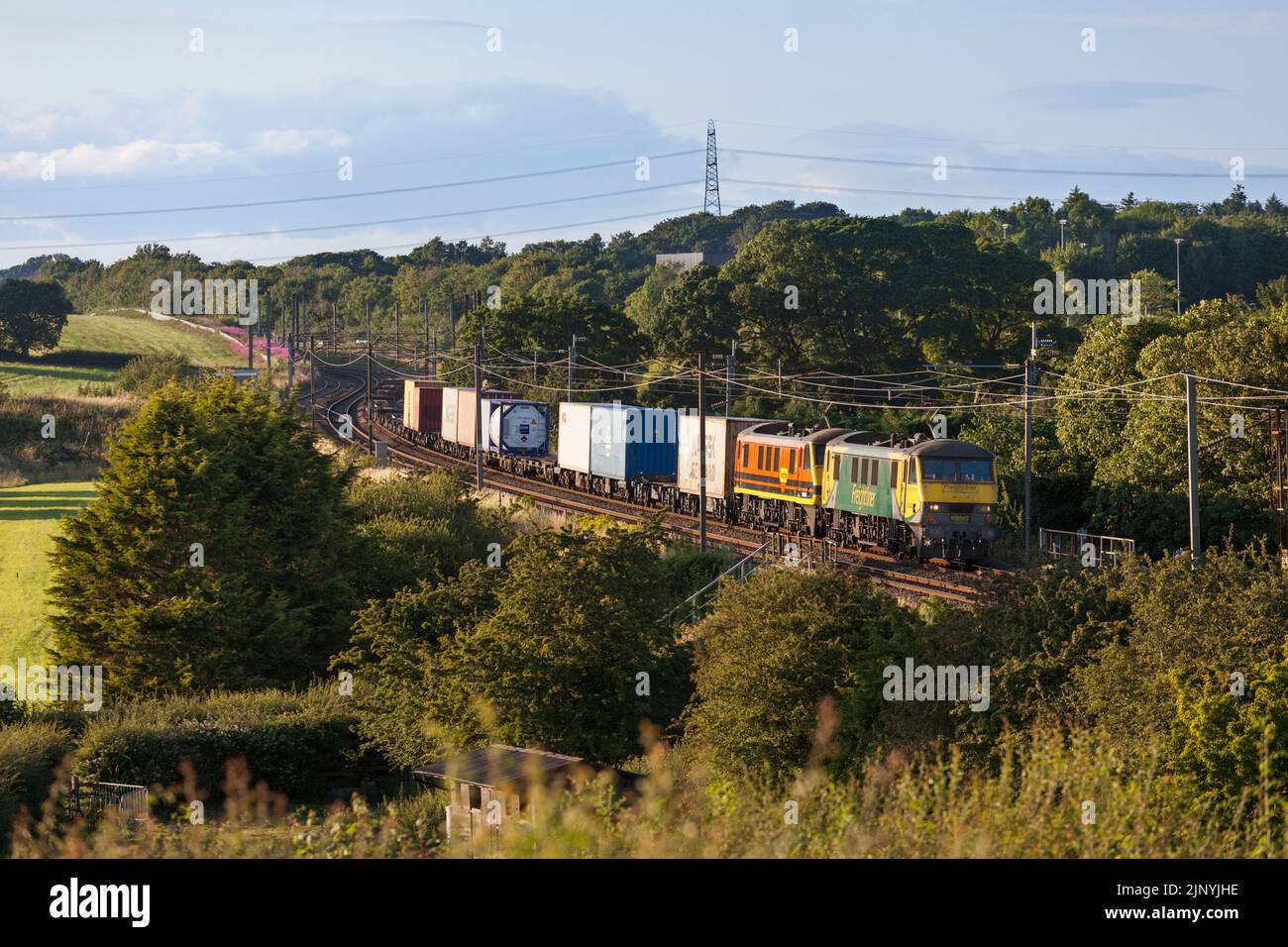 13/07/2022 Oubeck (south of Lancaster) 90045 + 90004 4M80 1633 Coatbridge F.L.T. to Crewe Bas Hall S.S.M. Stock Photo