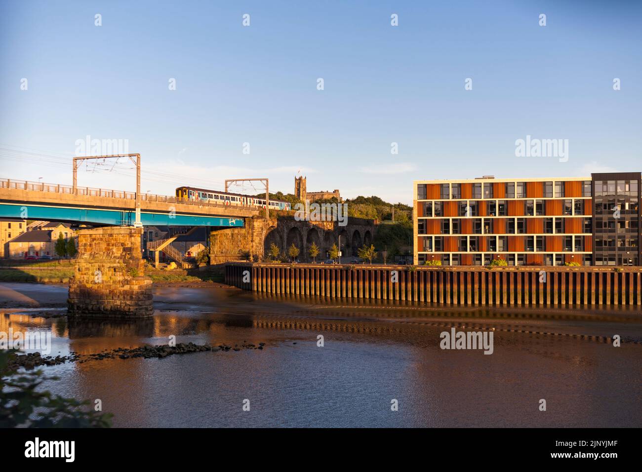 13/07/2022 Carlisle Bridge (Lancaster, river Lune) 156480 2C85 2038 Lancaster to Morecambe Stock Photo