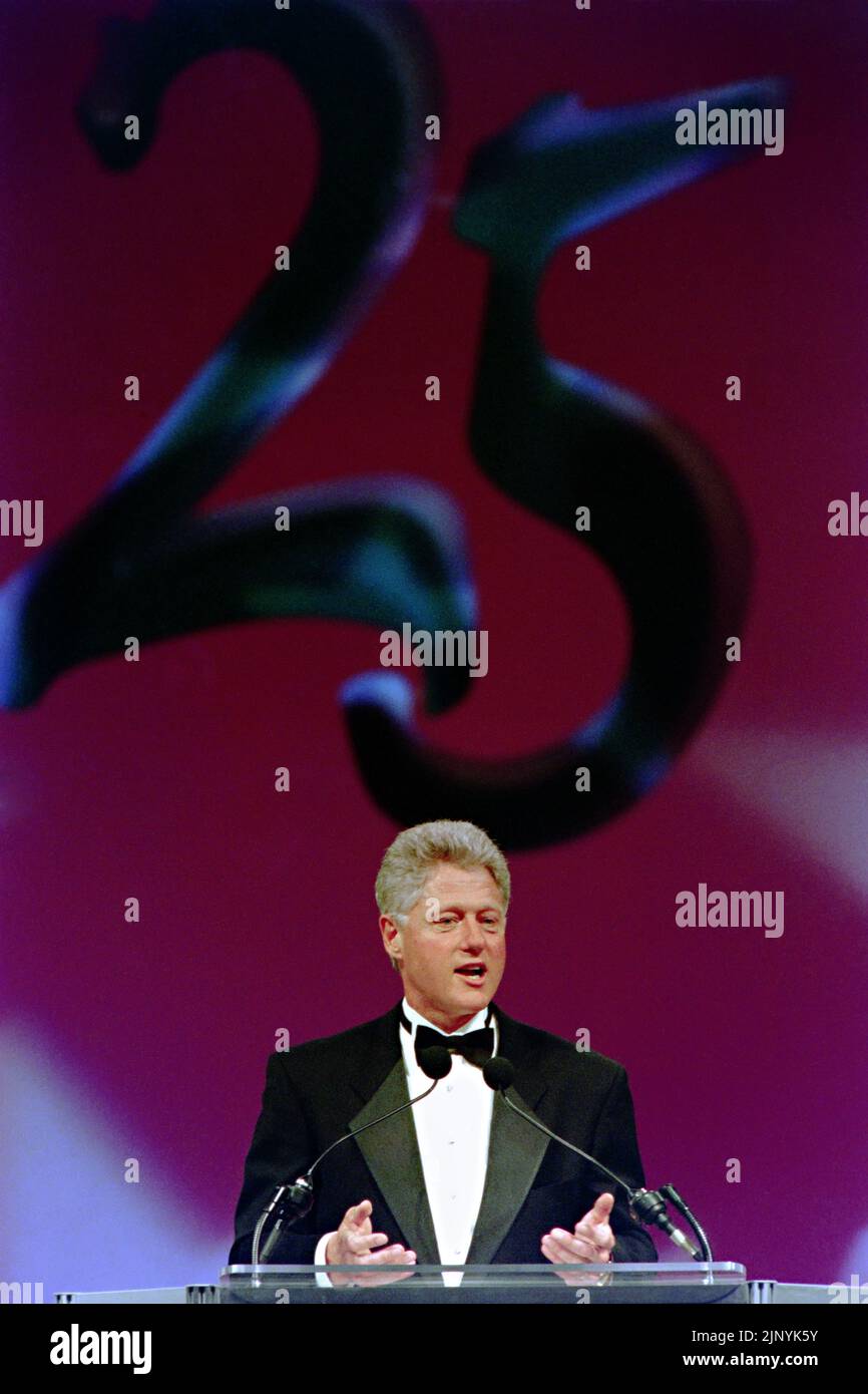 U.S. President Bill Clinton, delivers remarks to the 25th Congressional Black Caucus Foundation Dinner at the Washington Convention Center, September 23, 1995 in Washington, D.C. Stock Photo