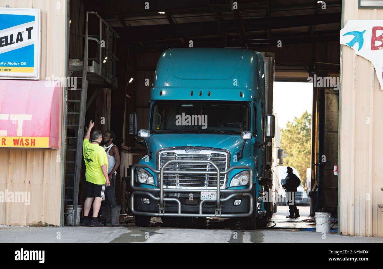Tifton, Georgia, USA. 5th Jan, 2022. Truck driver supervises as truck stop employees wash his rig from front to rear, part of costs to keep rigs in good order after weeks on the highways. (Credit Image: © Robin Rayne/ZUMA Press Wire) Stock Photo