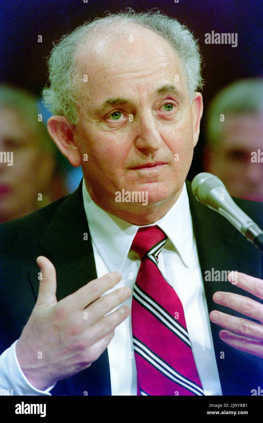 Former White House counsel Bernard Nussbaum appears before the Senate Whitewater Committee on Capitol Hill August 9, 1995 in Washington, D.C. Nussbaum was testifying on the suicide of Deputy White House counsel Vince Foster. Stock Photo