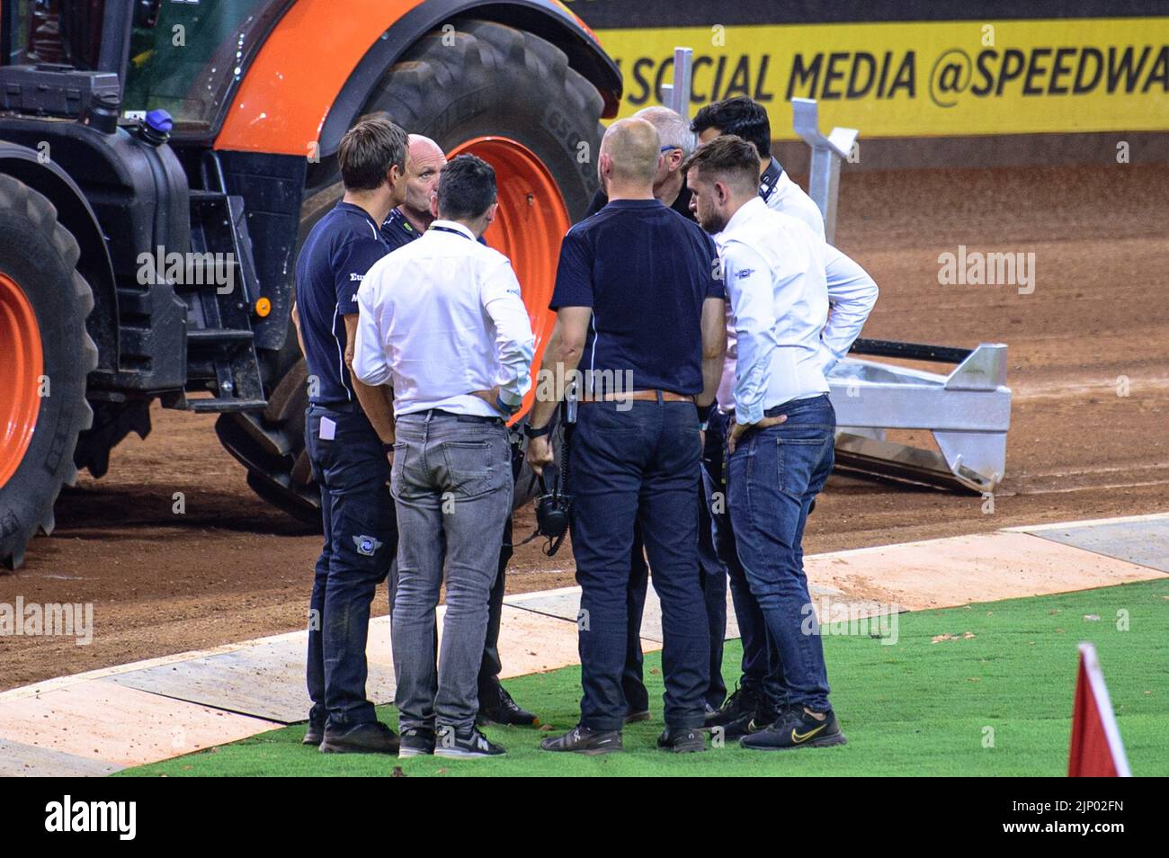 The officials have an on track meeting about the star of the track before calling a halt to the meeting after heat 20 during the FIM Speedway Grand Prix 2 of Great Britain at the Principality Stadium, Cardiff on Sunday 14th August 2022. (Credit: Ian Charles | MI News) Credit: MI News & Sport /Alamy Live News Stock Photo