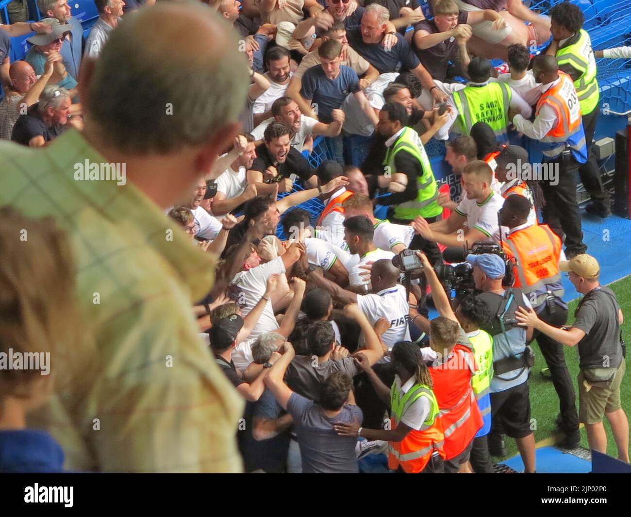 Chelsea, London, UK. 14th Aug, 2022. Tottenham Hotspur FC fans and players celebrate their second goal scored by Harry Kane during the first game of the 2022/23 season at Stamford Bridge. The game ended as a 2-2 draw. Credit: Motofoto/Alamy Live News Stock Photo