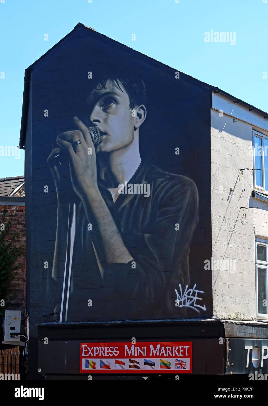 Monochrome portrait of Joy Division vocalist Ian Curtis, painted by Akse on a Macclesfield town-centre gable wall, Mill Street Stock Photo