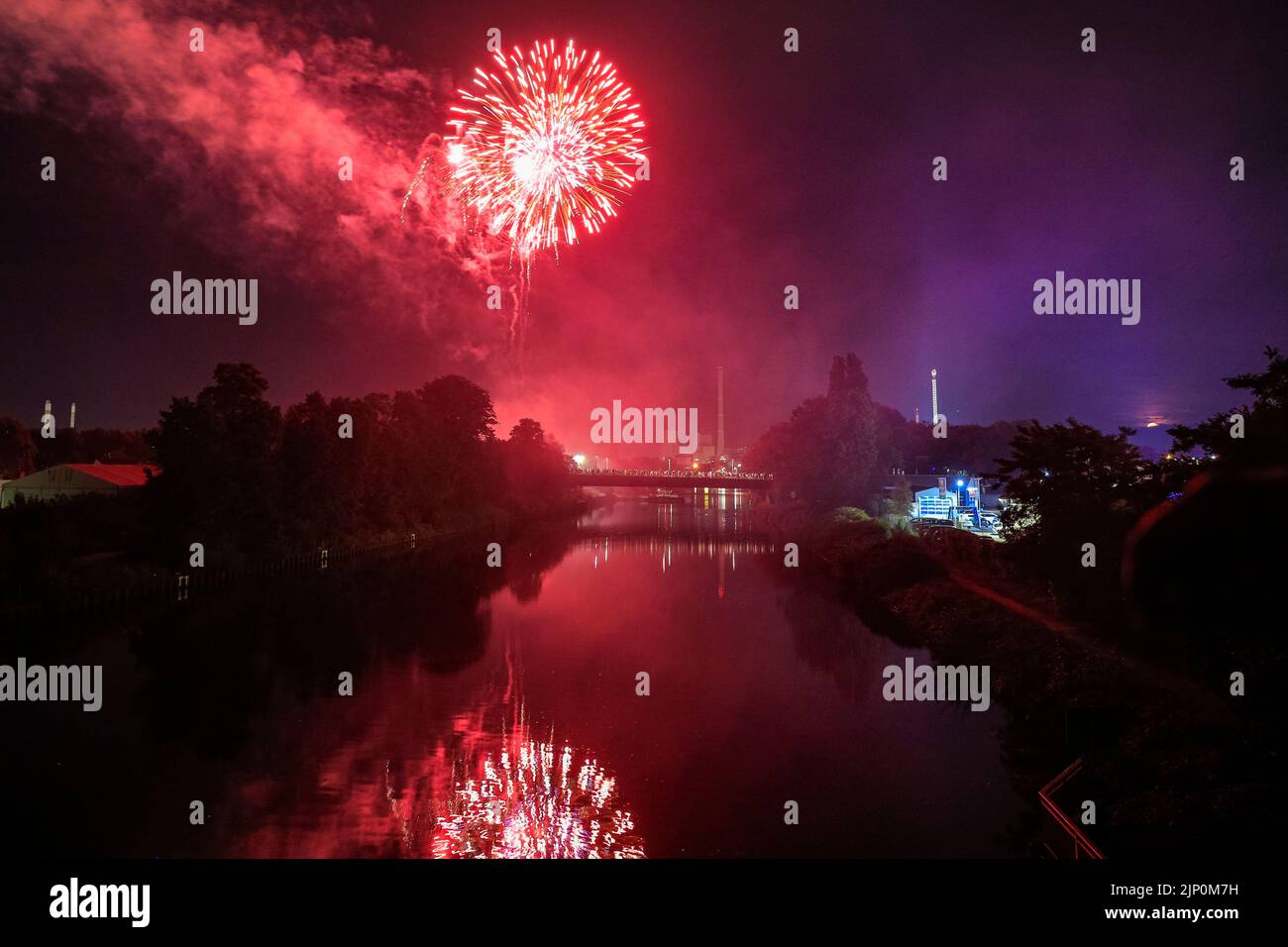 Herne, NRW, Germany. 14th Aug, 2022. Fireworks over the canal conclude the final day of the fair. Cranger Kirmes, Germany's 3rd largest funfair with a tradition dating back to the middle ages, has returned to pre-pandemic visitor numbers with more than 3.9m attending in hot, sunny weather, enjoying the rides, rollercoasters, beer halls, food and drink. The funfair concluded tonight with fireworks over the nearby Rhine-Herne Canal. Credit: Imageplotter/Alamy Live News Stock Photo