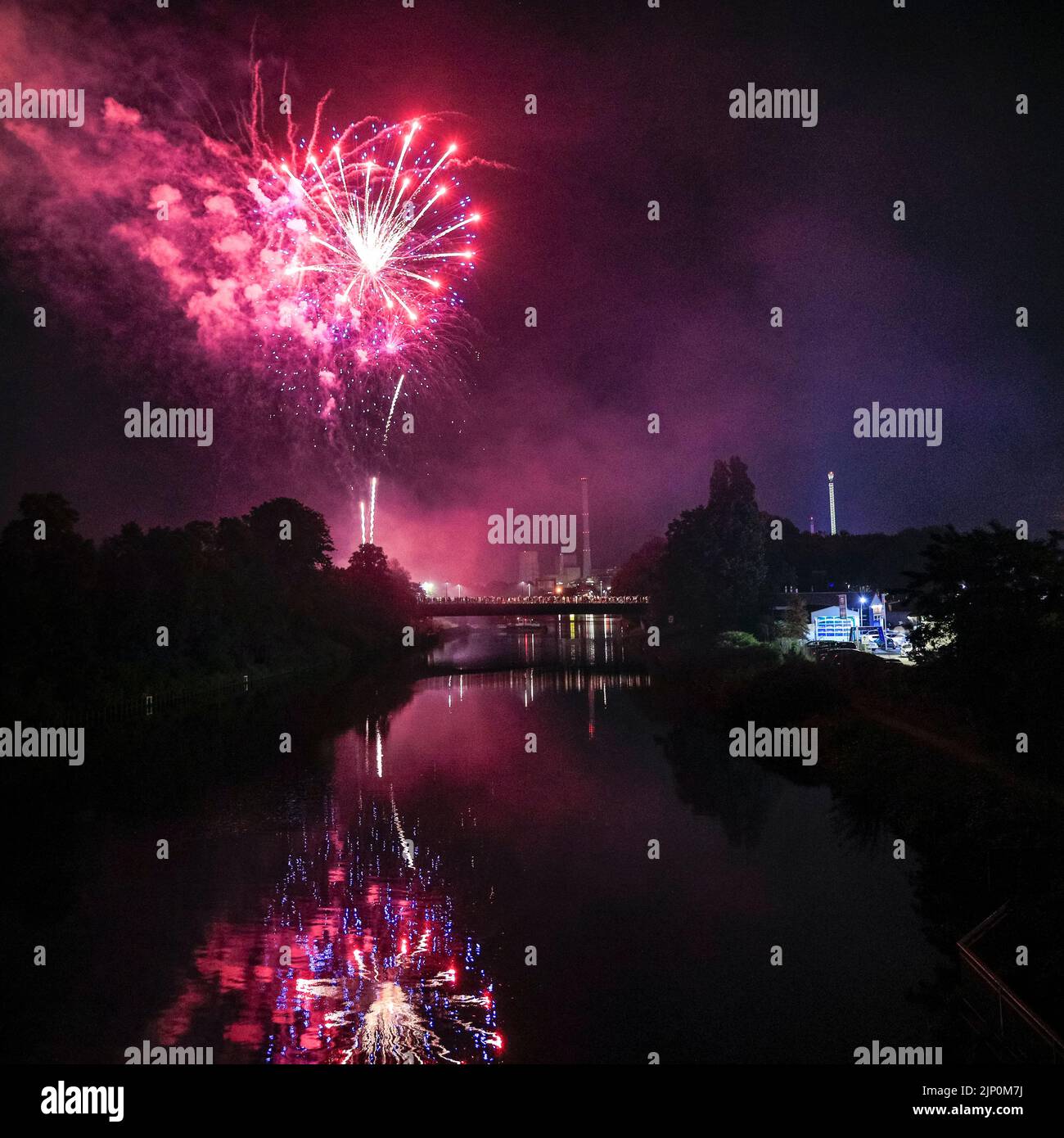 Herne, NRW, Germany. 14th Aug, 2022. Fireworks over the canal conclude the final day of the fair. Cranger Kirmes, Germany's 3rd largest funfair with a tradition dating back to the middle ages, has returned to pre-pandemic visitor numbers with more than 3.9m attending in hot, sunny weather, enjoying the rides, rollercoasters, beer halls, food and drink. The funfair concluded tonight with fireworks over the nearby Rhine-Herne Canal. Credit: Imageplotter/Alamy Live News Stock Photo