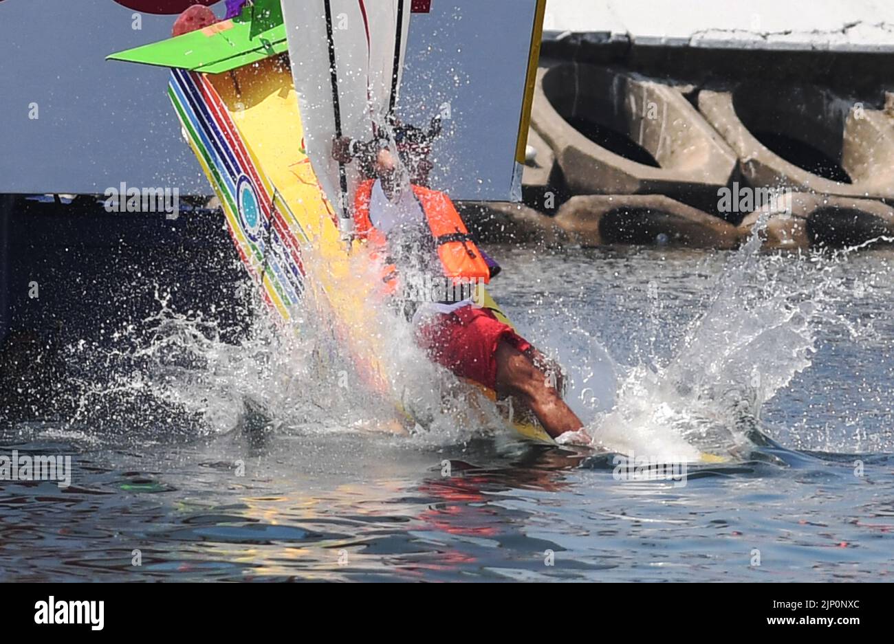 Istanbul, T¨¹rkiye. 14th Aug, 2022. A participant jumps into the sea with self-made flying machine at the Red Bull Flugtag competition held in Istanbul, T¨¹rkiye, on Aug. 14, 2022. Credit: Shadati/Xinhua/Alamy Live News Stock Photo