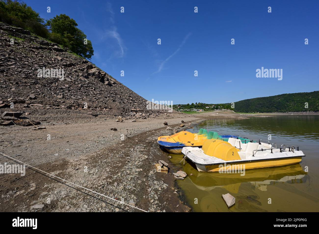 Bringhausen, Germany. 11th Aug, 2022. Pedal boats lie in Bringhäuser Bucht at the foot of Liebesinsel, which has fallen dry. Hesse's largest reservoir is only 20 percent full due to the drought and the release of water to the Weser navigation. Credit: Uwe Zucchi/dpa/Alamy Live News Stock Photo