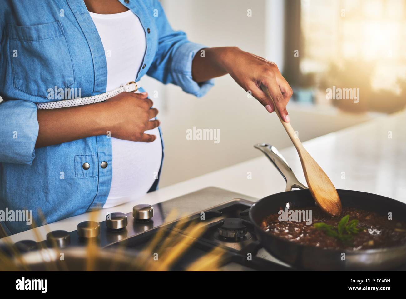 Pregnant women cooking hi-res stock photography and images - Alamy