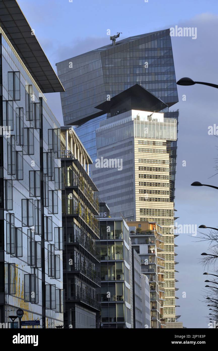 FRANCE. PARIS (75) 13TH ARR. LEFT BANK. ZAC MASSENA-BRUNESEAU. THE DUO TOWERS DESIGNED BY ARCHITECT JEAN NOUVEL. THEY HOUSE THE OFFICES OF MORE THAN 9 Stock Photo