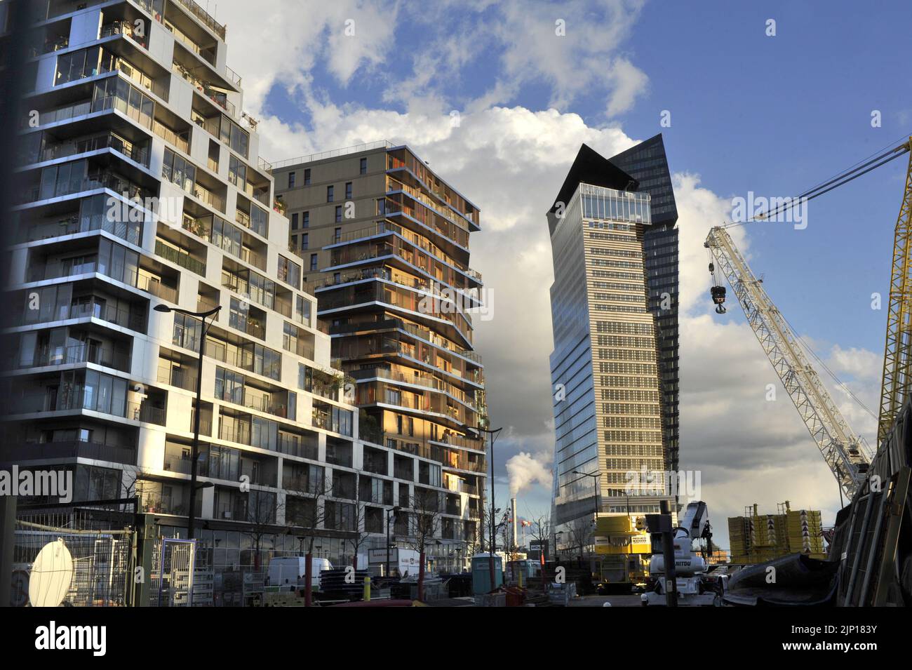 FRANCE. PARIS (75) 13TH DISTRICT. LA ZAC MASSENA-BRUNESEAU. IN THE MIDDLE, THE HOME TOWER, SOCIAL HOUSING , BUILT BY BOUYGUES GROUP. AT RIGHT, THE DUO Stock Photo