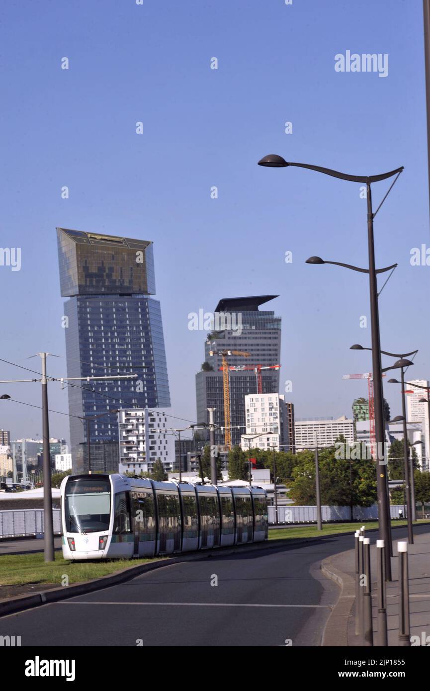 FRANCE. PARIS (75) 13TH ARR. LEFT BANK. ZAC MASSENA-BRUNESEAU. PASSAGE OF A TRAM IN FRONT OF THE DUO TOWERS DESIGNED BY ARCHITECT JEAN NOUVEL. THEY HO Stock Photo