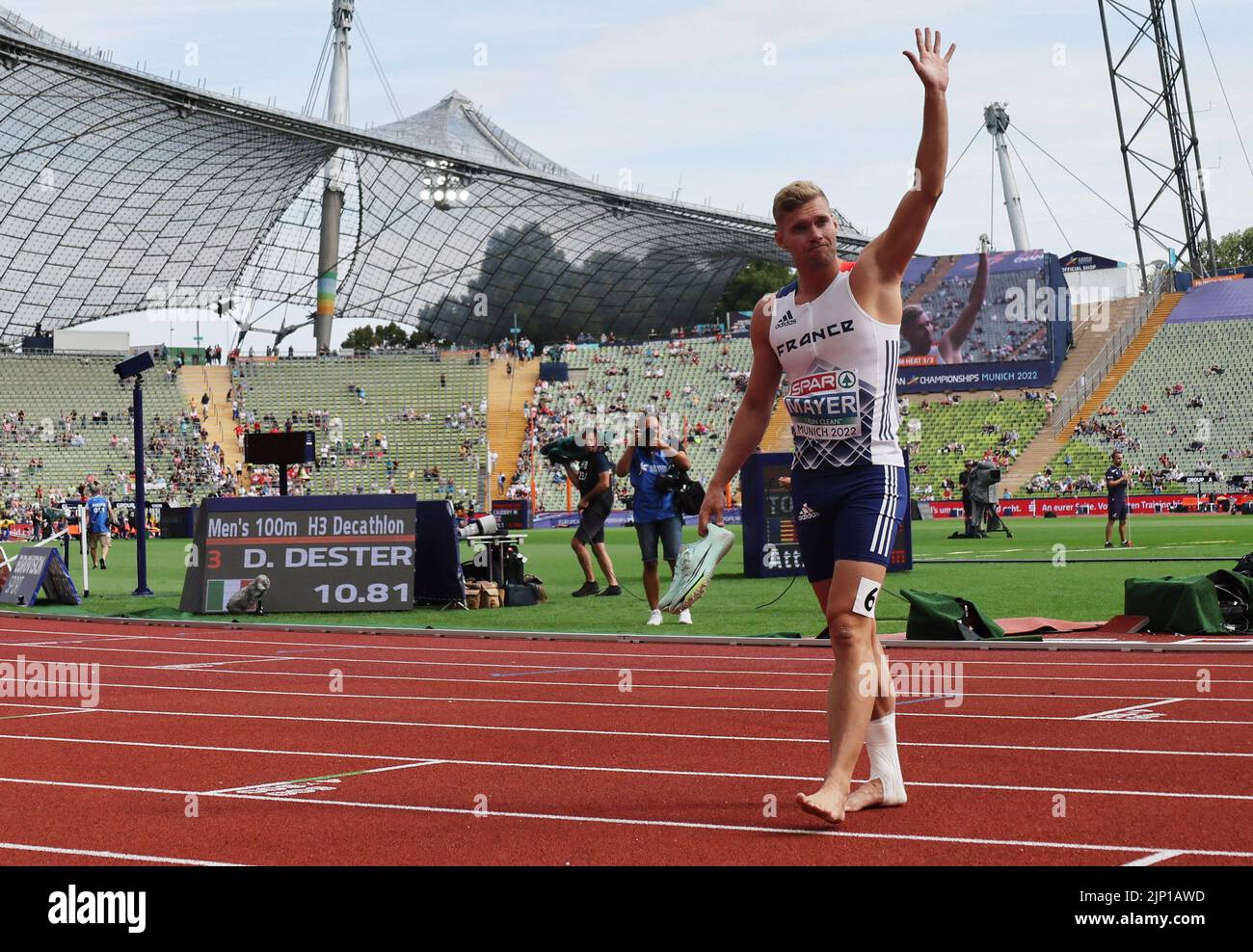 Athletics - 2022 European Championships - Olympiastadion, Munich, Germany - August 15, 2022 France's Kevin Mayer acknowledges spectators after sustaining an injury during the Men's Decathlon 100m - Heats REUTERS/Wolfgang Rattay Stock Photo