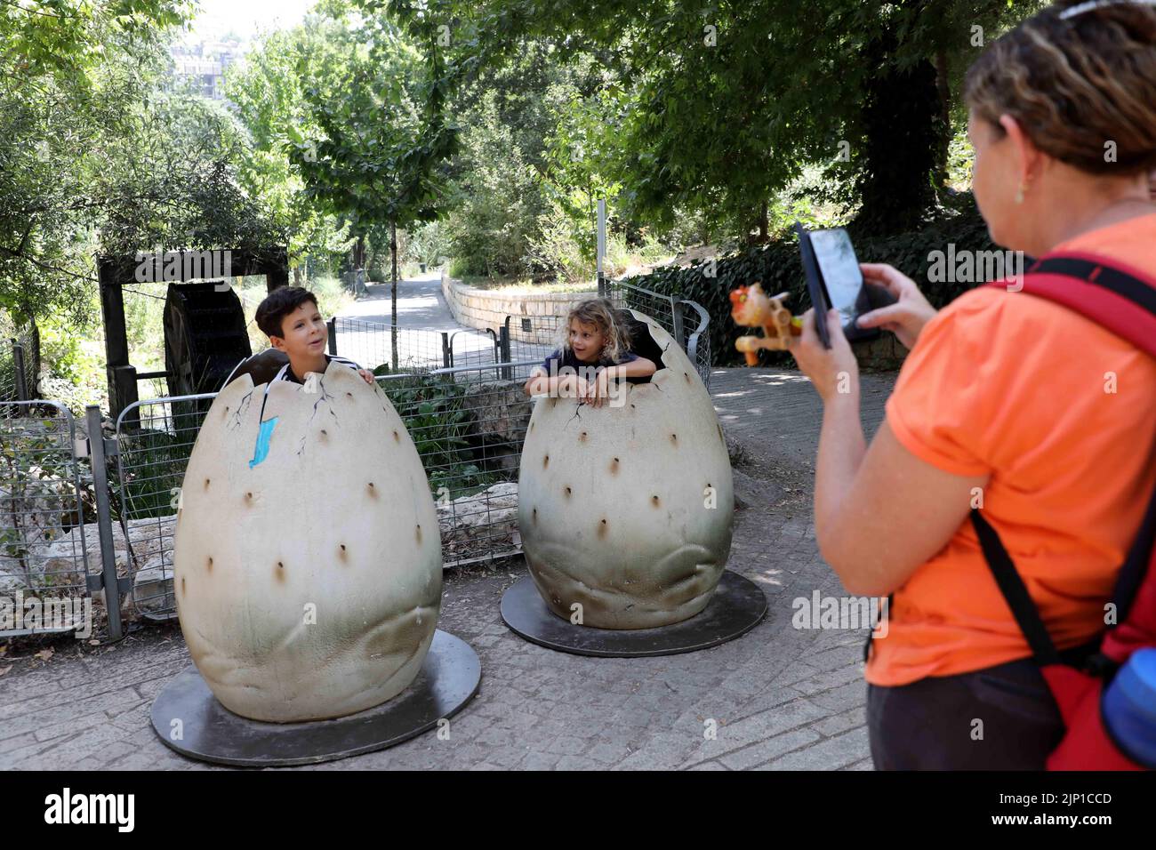 Jerusalem. 14th Aug, 2022. People visit an exhibition of model dinosaurs at a botanical garden in Jerusalem, Aug. 14, 2022. Credit: Gil Cohen Magen/Xinhua/Alamy Live News Stock Photo