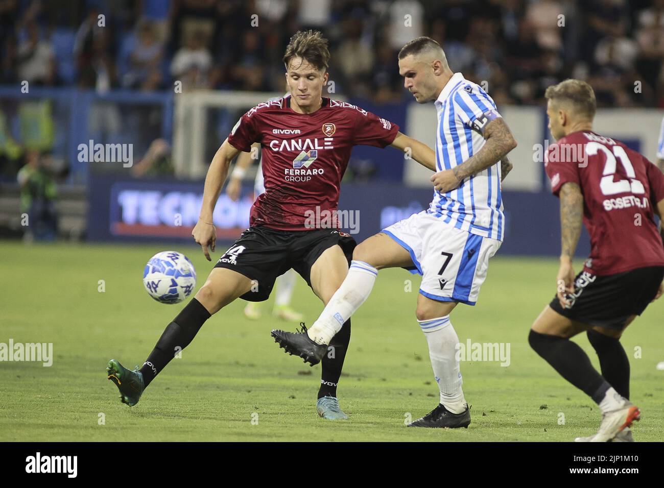 Federico Viviani of Spal battle for the ball with Giovanni Fabbian of