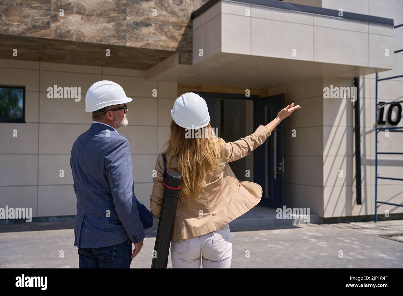 Realtor woman shows the client new house Stock Photo - Alamy