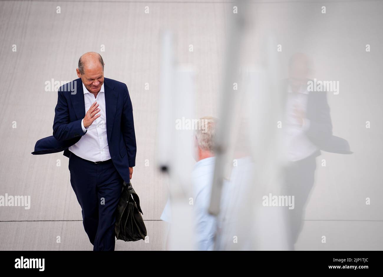 15 August 2022, Brandenburg, Schönefeld: German Chancellor Olaf Scholz (SPD) arrives at the military section of Berlin-Brandenburg BER Airport for the flight to Norway. In Oslo, the chancellor attends the meeting of the Nordic prime ministers. Photo: Kay Nietfeld/dpa Stock Photo