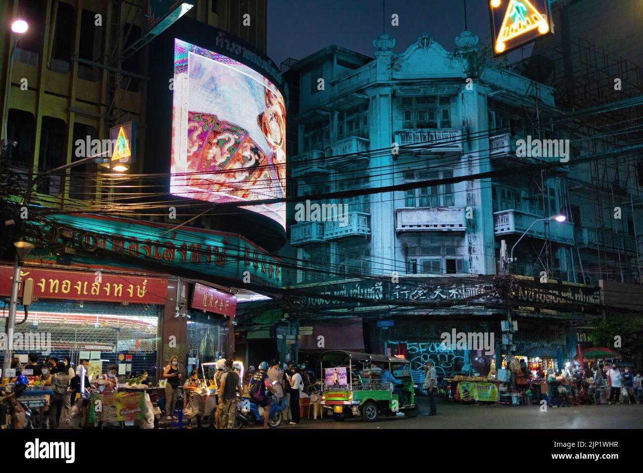 BANGKOK, THAILAND - 11 DECEMBER 2021 : food shops and usual commercial activities in the large Chinatown district at dusk. Stock Photo