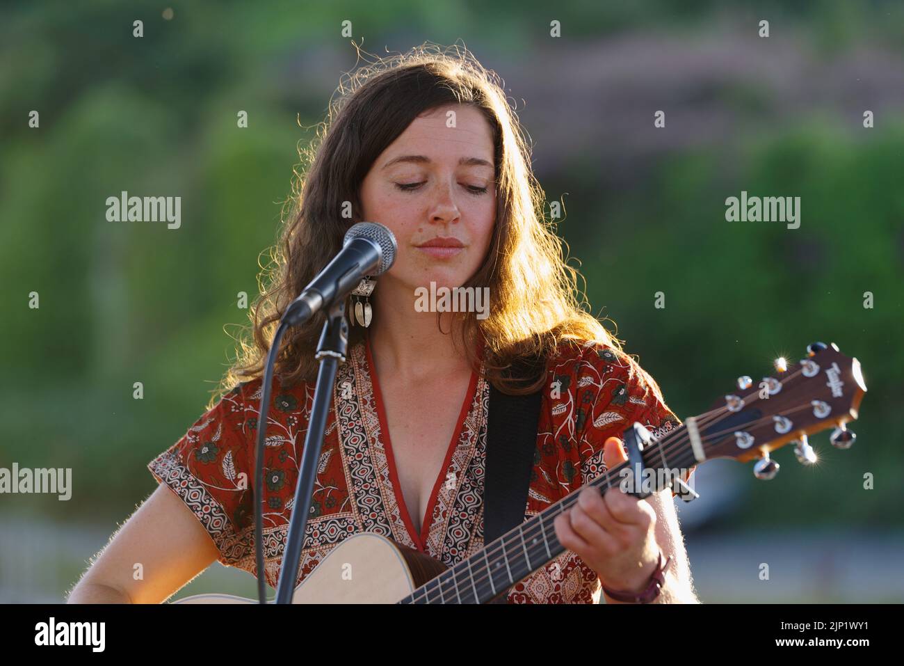 Meryl Elin Singing at Amlwch, Green Spaces Dark Skies event.  Anglesey, North Wales Stock Photo