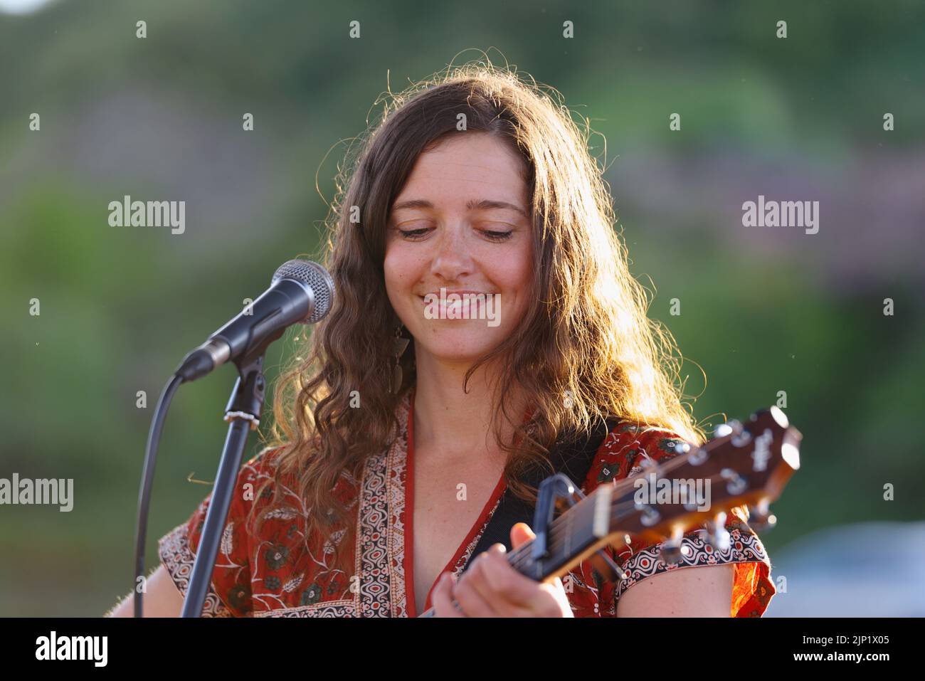 Meryl Elin Singing at Amlwch, Green Spaces Dark Skies event.  Anglesey, North Wales Stock Photo