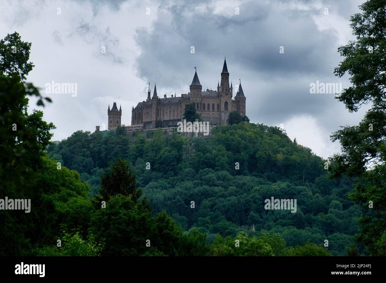 Dunkle Regenwolken über Burg Hohenzollern Stock Photo