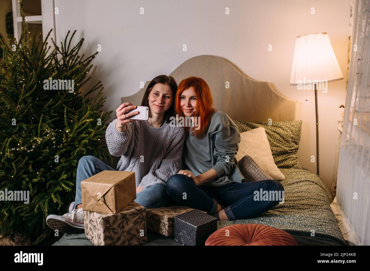 Two girlfriends on holiday hi-res stock photography and images - Alamy