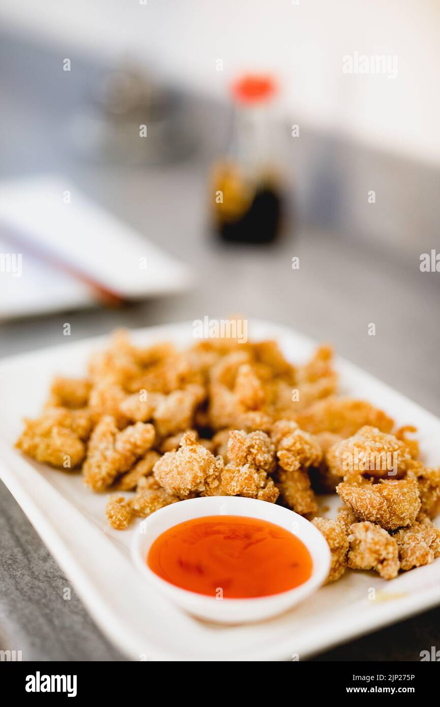 crispy, süß-sauer-sauce, chicken nuggets, crispies Stock Photo - Alamy