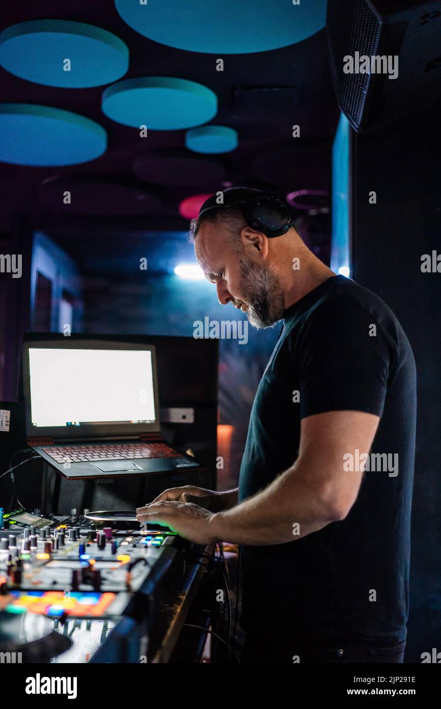 dj, sound mixer, disc jockey, sound mixers, bar