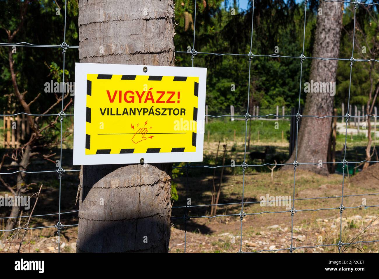 Warning sign on electric fence, ERDO HAZA Okoturisztikai Latogatokozpont es Vadaspark, Muck, Sopron, Hungary Stock Photo