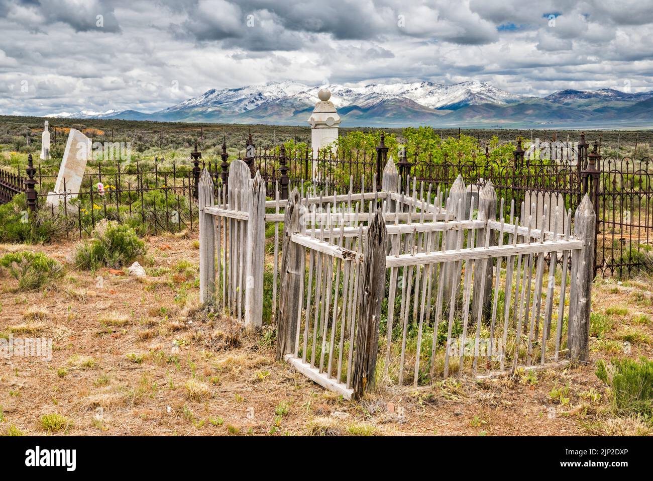Graves at cemetery in ghost town of Tuscarora, Independence Valley, Independence Mountains in distance, Nevada, USA Stock Photo