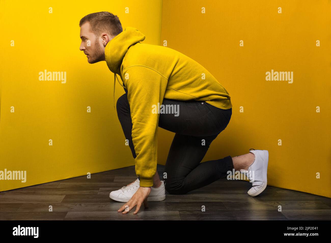 Kneel on the floor hi-res stock photography and images - Alamy