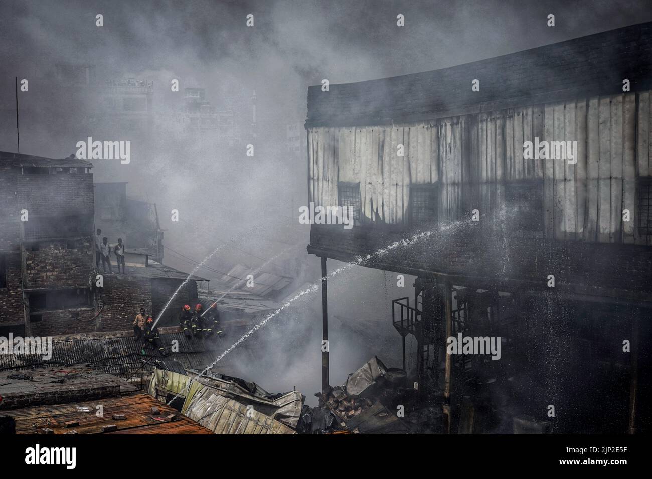 Dhakas, Bangladesh. 15th Aug, 2022. Firefighters try to extinguish a ...